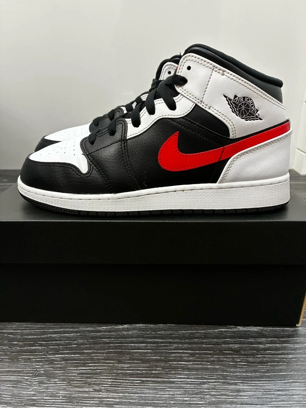 Jordan 1 Mid (GS) Black/Chile Red-White - Picture 3 of 10